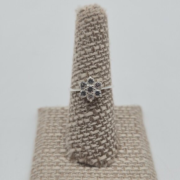 Size 7.5 Sterling Silver Cluster Clear Cubic Zirconia Ring A4379 - Picture 1 of 9